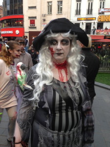 Signora londinese truccata per Halloween